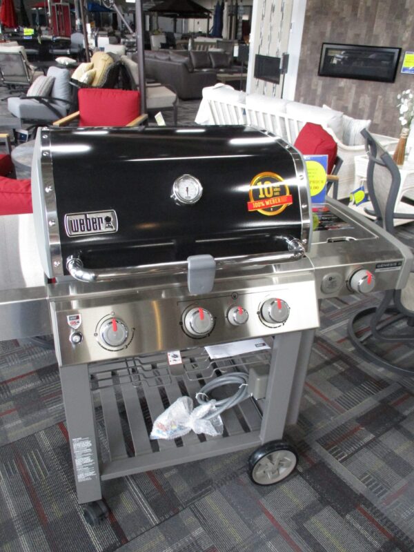 Black Weber Genesis SE330 Grill